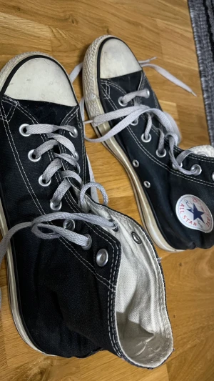 Converse  - Svarta converse i storlek 39. De är använda, och har slitage. Kan tvätta dem om det önskas. 