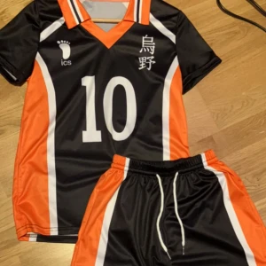 Hinata shoyo cosplay - Säljer min Hinata shoyo cosplay, köpt 2021 men använd 3 gånger. Bra skick overall. Peruken kan köpas separat, vice versa. (shortsen kan vara tighta i midjan btw)