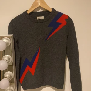 Zadig & Voltaire Tröja  - Jätte cool långärmad tröja i kashmire och ull i mörk grå från Zadig Voltaire. Den har inga slitningar eller defekter och är i super bra skick! 