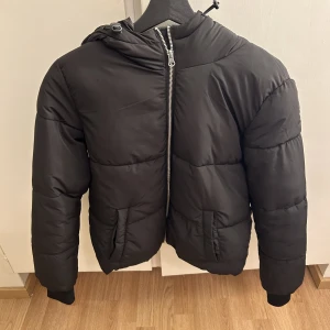 Vinterjacka med luva - Säljer denna fina vinterjacka med luva, tror den är från Nelly. Andvänd en vinter och har inga defekter. Storleken är S! Säljer för 300kr då nypris låg på över 500kr(pris går att diskutera!) 