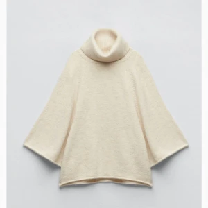 Stickad poncho  - Stickad poncho med polo från Zara.