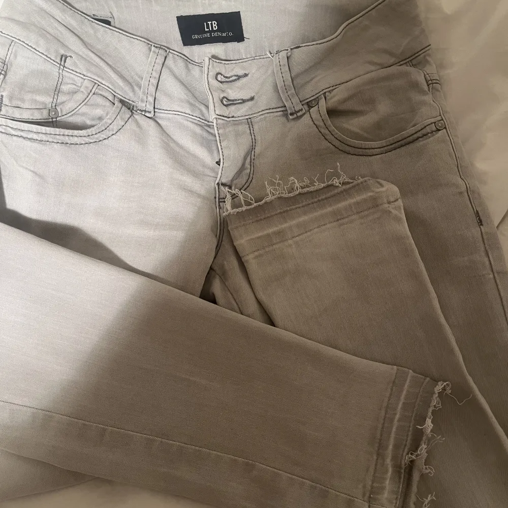 Säljer dessa gråa ltb jeans. Det är den gamla modellen med två knappar. Skulle säga att dom är lite mer skinny än modellen valerie. Storlek 27/32 men har sprättat upp dom där nere så dom blir länge så skulle säga 34 ❤️ pris kan diskuteras . Jeans & Byxor.