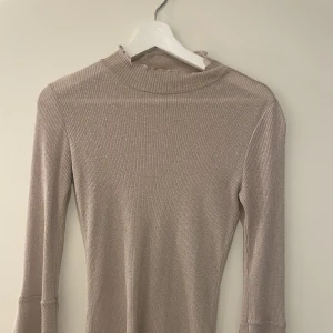 Blus - Superfin blus ifrån Gina som inte säljs längre🩷Modellen är tight med utsvängda ärmar. Glittrig och lite mer rosa i verkligheten än på bilden. 150 + frakt!!