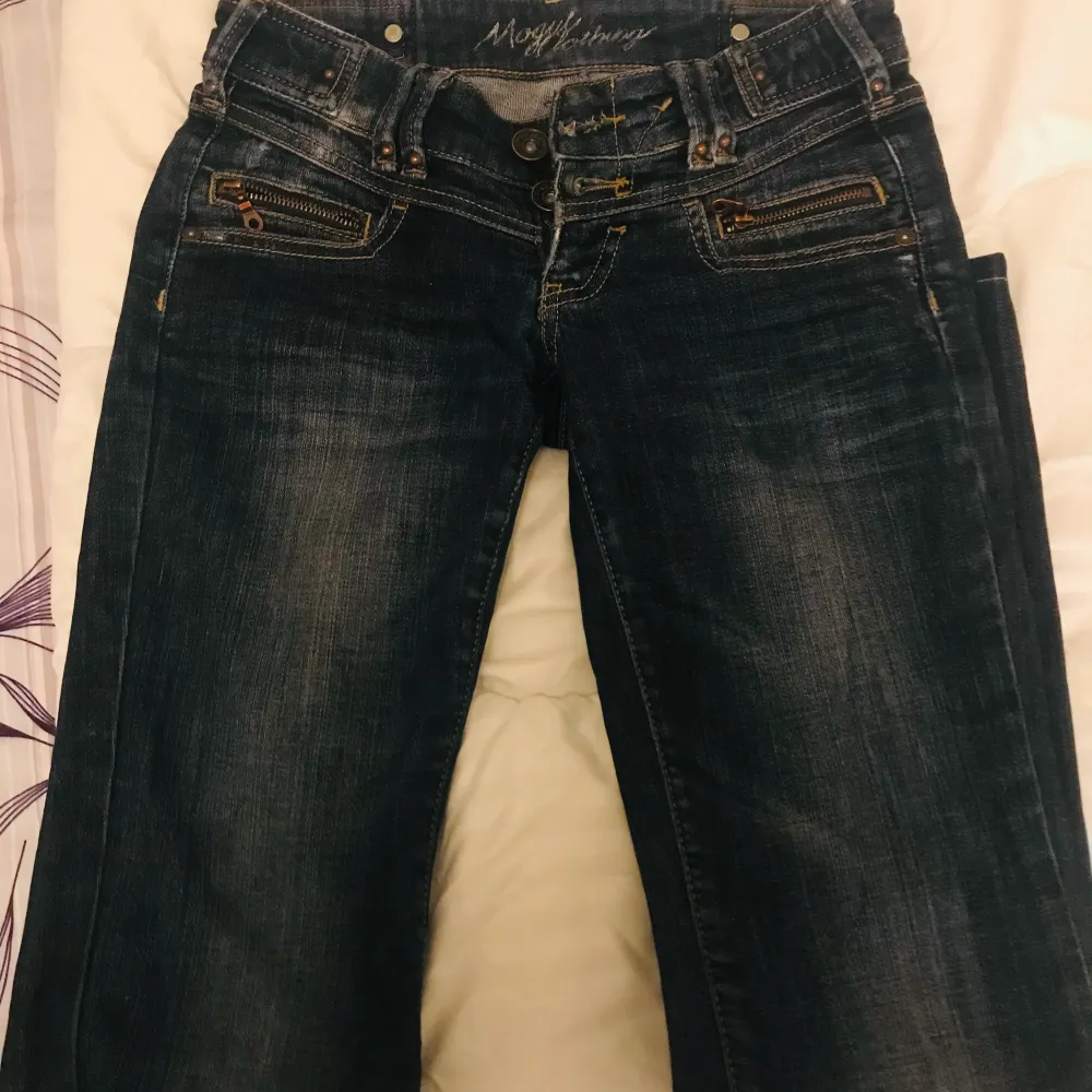 Skitsnygga jeans. Säljer byxorna  pågrund av att de är för små för mig.  Färg: Mörkblåa    Passform: Bootcut/straight . Jeans & Byxor.