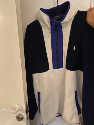 Ralph Lauren tröja  - Min favorit tröja genom alla tider. Säljer för att jag måste byta stil. Hoppas den kommer till användning till nästa ägare.