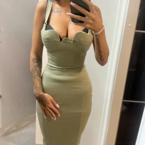 Grön klänning  - Från Oh polly storlek UK 6, ja är 158 och de slutar strax ovanför knäna