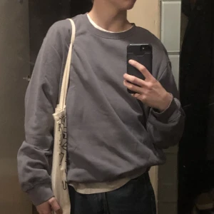 Collage Tröja Från H&M - Basic men snygg sweatshirt från H&M. Snygg nu till hösten, inget fel på den alls då den är i bra skick men den söker en ny ägare! Skriv om ni har frågor eller liknade👌😍