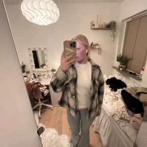 Jacka  - Säljer denna jacka från Gina Tricot då den ej kommer till användning, super mysig att ha på hösten eller vinter☺️