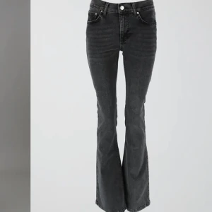 Low waist bootcut  - Lågmidjade bootcut jeans från Gina tricot i storlek 42. Använda fåtal gånger så i toppen skick dock lite defekter längst ner på benen då dom är lite långa  ☺️💕 ny pris 499