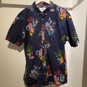 Skjorta med korallrev motiv - Säljer en mörkblå skjorta från kronstadt casual med korallrevmotiv i storlek L. Passar som regular fit. Sparsamt använd med inga synliga fel. Extra knappar ingår! Skriv för mer info eller vid funderingar🤙🏼