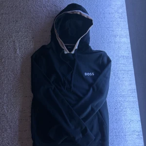 Hugo boss hoodie  - Säljer en väldigt ny och fräch hoodie av Hugo boss, använt två till tre gånger. Bara skriva om du undrar över något eller ute efter fler bilder 