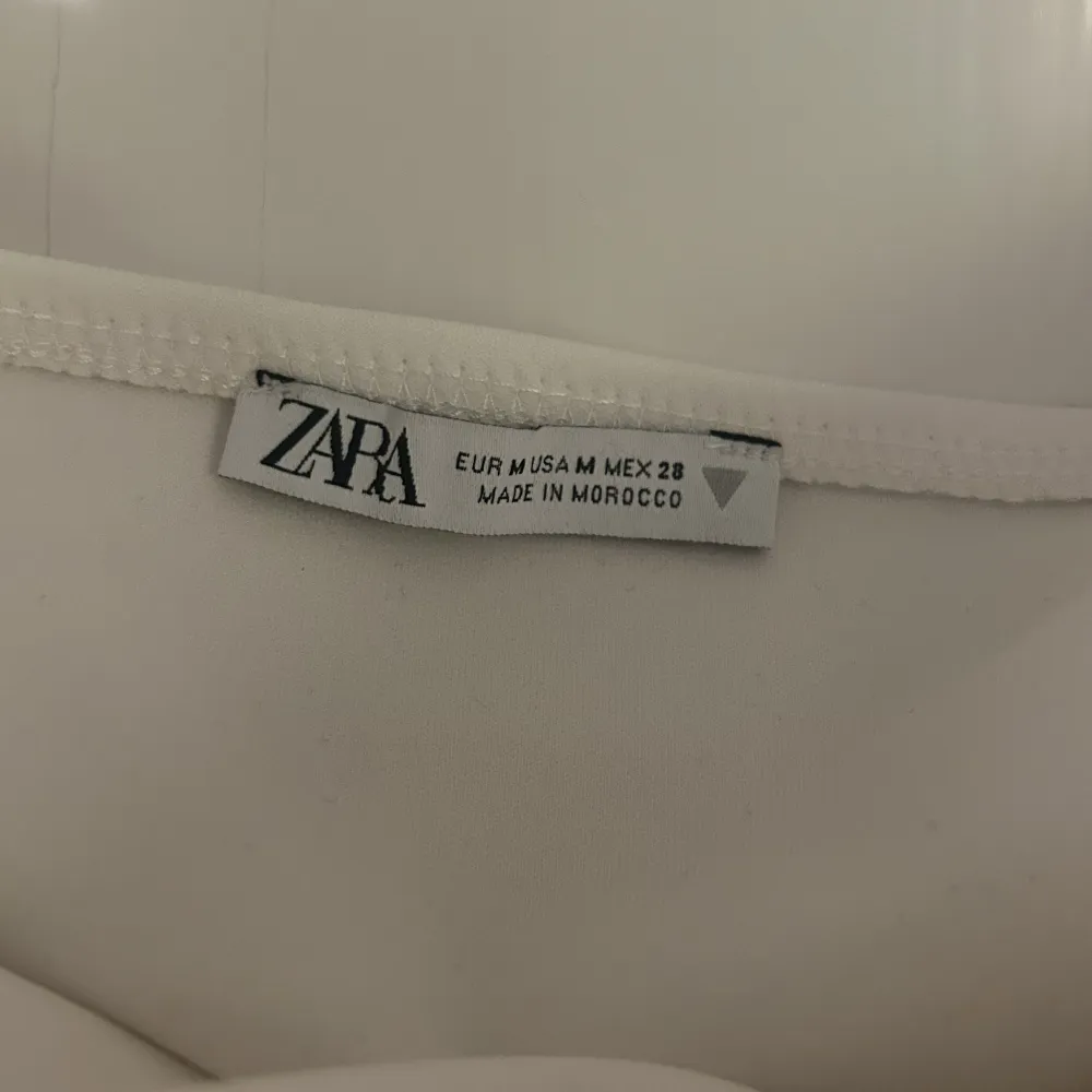 Säljer denna tub toppen från Zara som tyvärr inte längre kommer till användning. Den är använd 2-3 gånger så är som ny. Skulle säga att storleken är mer en S än M💞💕 Skriv för fler bilder på den!. Toppar.