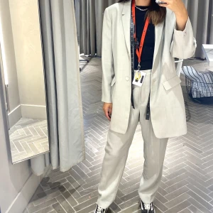 Kavaj och byxa - Kavaj och byxa i ljusgrå färg Storlek S.   Inga synliga tecken på användning 