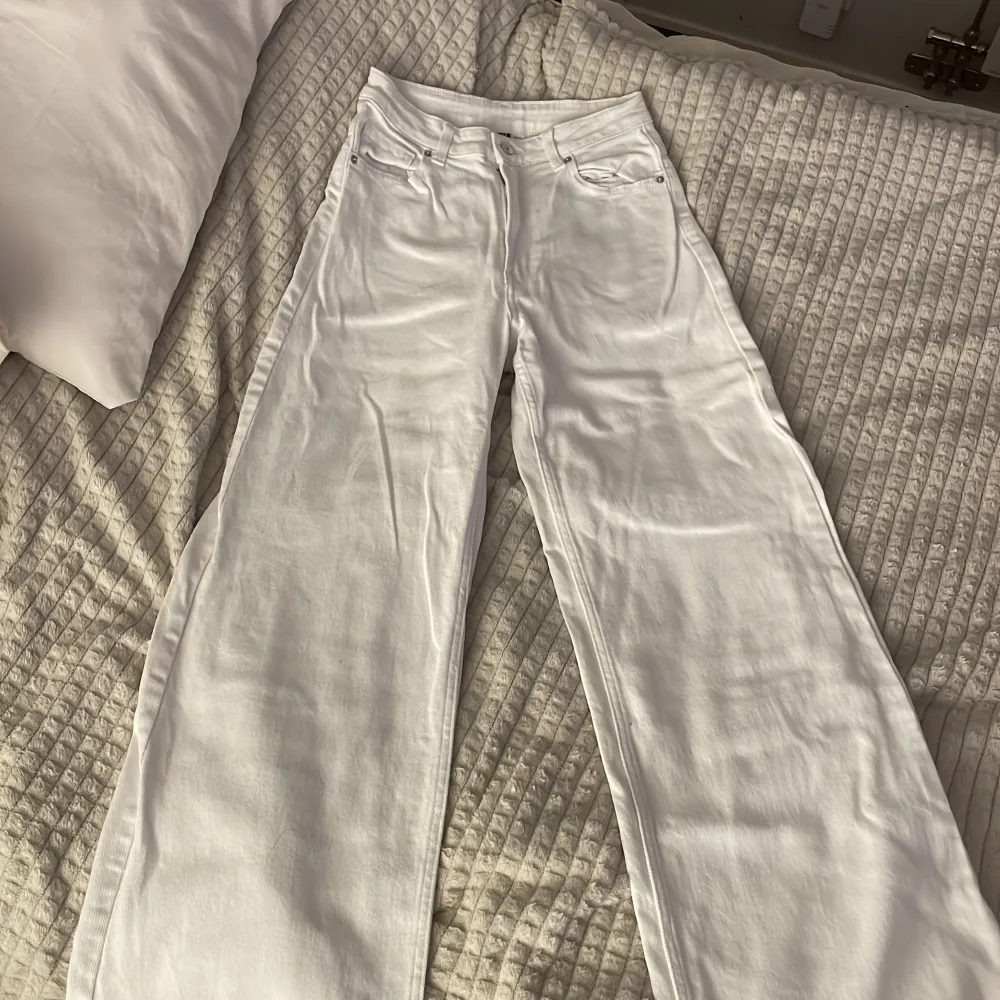 Vita högmidjade, baggy jeans, stretchiga. Jeans & Byxor.