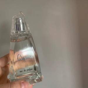 Säljer denna Crystal parfym som aldrig är använd 🤍
