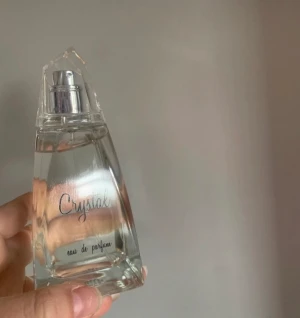 Parfym  - Säljer denna Crystal parfym som aldrig är använd 🤍