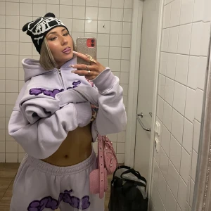 Doganci mjukisar, Lila, storlek L - Jag säljer detta mjukis sätt från doganci som inte säljs längre. Säljer för 650kr pga fläcken på högra armen på mitten bilden…. Köpta för ca 2tusen kroner. Storlek L så oversized och mysigt!