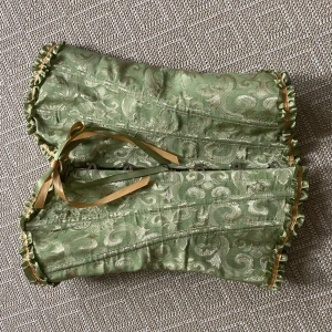 Korsett - Grön korsett, liten fläck på ena sidan men går nog bort om man bara tar lite tvättmedel  (Kan skicka bild på hur den sitter på om så önskas)