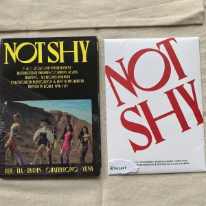 ITZY: Not Shy (A version) - Nyskick, förutom en liten skada på postern/lyricsbladet. Allt ingår, även photocards och pobs. Skriv om du är intresserad, har några frågor eller vill se fler bilder! ♡  ⚠️Photocards på sista sidan ⚠️