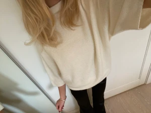 Stickad tshirt  - En av mina favvotröjor!!! Älskar verkligen denna trekvartsärmade tröja från gina tricot men säljer då jag har en liknande som jag använder mer❤️ storlek L men tycker den sitter snyggt oversized på mig som normalt har xs/ s 