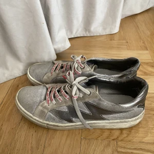 Zadig Voltaire sneakers  - Coola Zadig Voltaire skor, köpta second hand. Strl 39 men passar 38 också. Defekt inne i skon, slitning, men inget som man ser. 