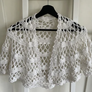 Söt Bolero - Super söt handgjord bolero. Perfekt att slänga över något🤩 Skriv för frågor🫶🏼