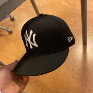 genuine merchandise cap - Säljer min keps som jag har slutat använda 