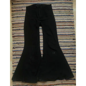 Svarta flares - Svarta jätteutsvängda kostymbyxor från zara i storlek M. Jag har däremot sytt in dem så nu är de som en S skulle jag säga. Går säkert att sprätta upp ifall det skulle va så. 