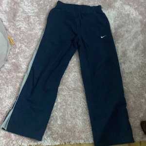 Nike byxor  - Nike byxor i bra skick stl 152 men är lite större en det, retro stil!