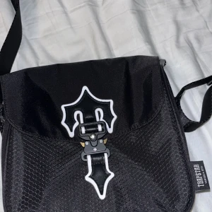 Trapstar  - Axelväska vädligt fin och fräsh inprencip inte använd till salu.