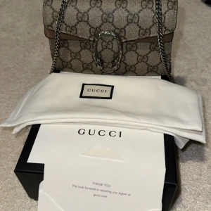 Gucci Dionysus GG Supreme Super Mini Bag - Säljer en väldigt fin Gucci axelremsväska. Använd men bra skick. Kartong, dustbag och kort medföljer.  Ord pris 10.479kr.