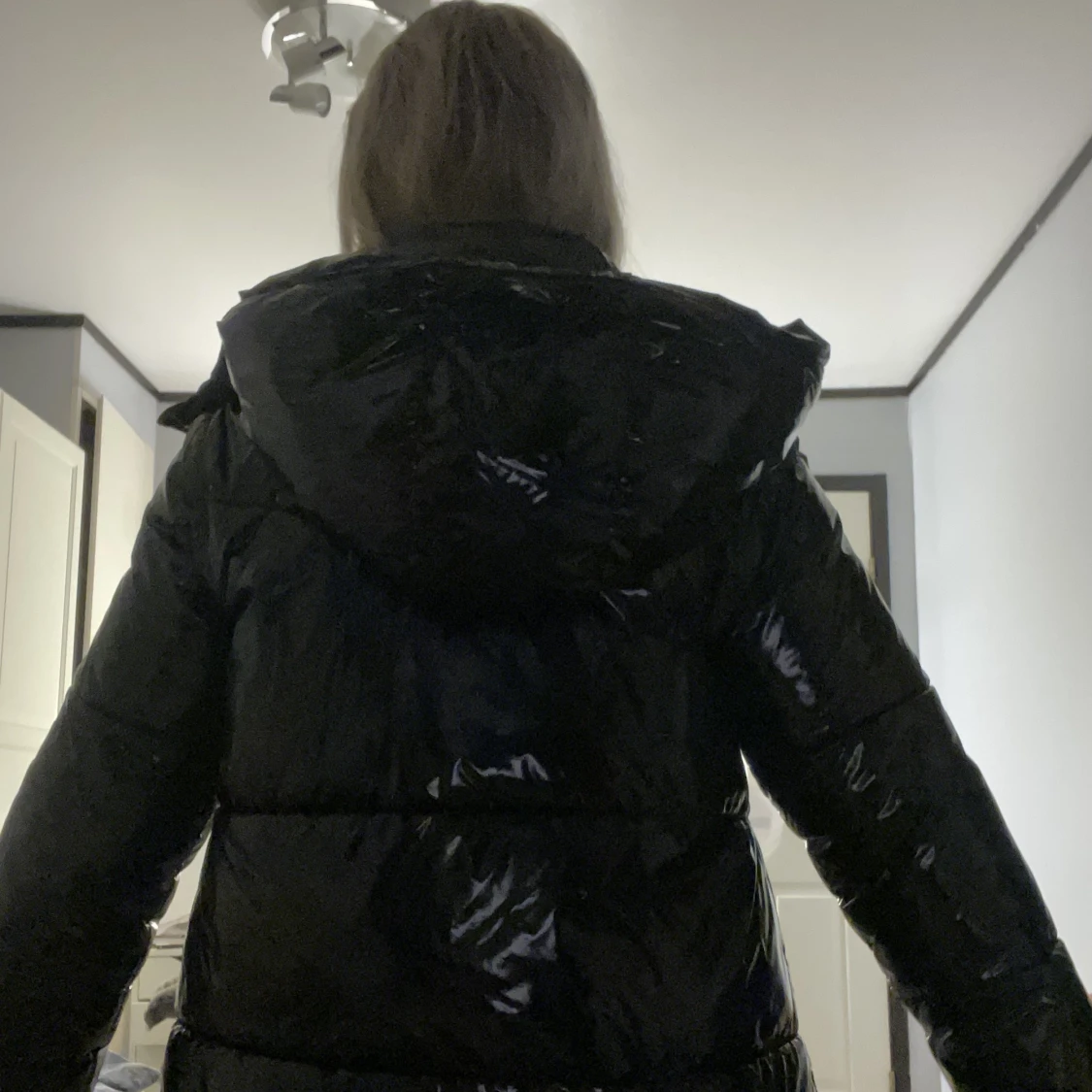 intressekoll glansiga svarta jacka  - 90