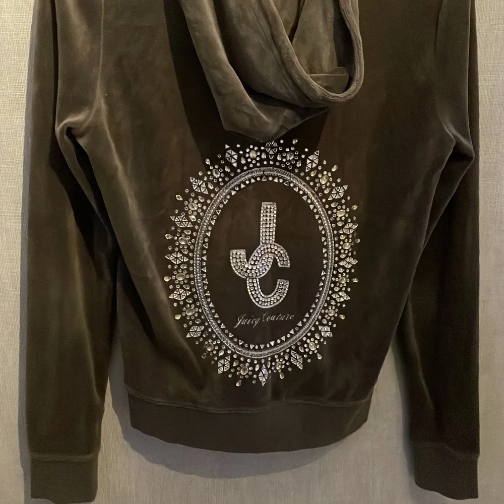 Mörk grå juicy tröja storlek s väldigt bra skcik ej urtvättad alla diamanter finns pris kan diskuteras vid snabb affär ser brun ut på bild men skriv priv för fler bilder💕. Hoodies.