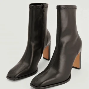 Boots med klack  - Ett par skinn boots med klack från NA-KD.  Dem är i bra skick och säljer dem pågrund av att jag inte använder dem längre. 