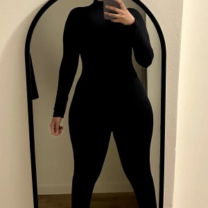 Fashionnova jumpsuit - I gott skick använt ett par gånger.  Har en dragkedja framme