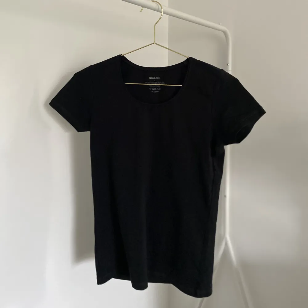 En svart basic T-shirt från Newbody. Storlek S. . T-shirts.