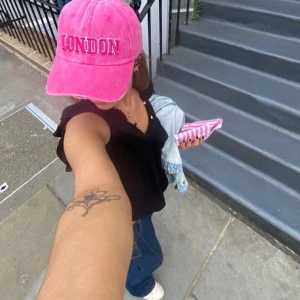 ZARA Linne med volanger - Säljer nu denna superfina blus, som jag älskar men tyvärr har jag för mycket kläder. Det är väl omhändertaget, inga fläckar eller missfärgningar. Storlek M men sitter som S/ 36. 