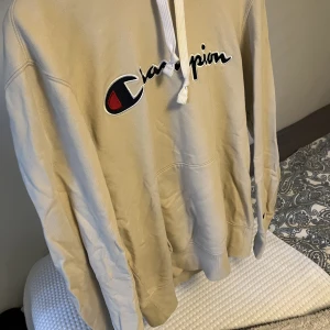 Champions hoodie  - En mycket simpel och stilren Champions hoodie i bra skick som tyvärr blivit för liten för mig.