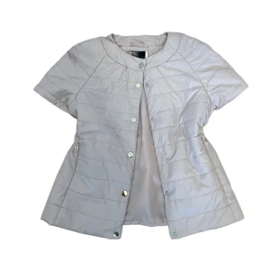 Jacka - Säljer denna varma kortärmade jacka då den blåa sålde slut på direkten💓Den är ifrån mojhito och säljs inte längre. Går att ha en varm tröja under och den är i väldigt gott skick 💘 