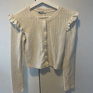 Topp - Jättefin top med volang från zara, endast använd några få gånger!