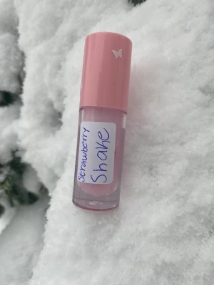 Läppglans - Vårat andra läppglans. Strawberry shake, är ett läppglans som återfuktar läpparna och är i doften jordgubb. 59kr+frakt💞🍓 använd inte köp nu!💞