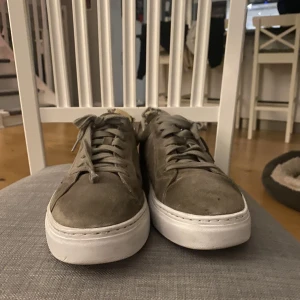 Vagabond skor - Säljer dessa feta trendiga vagabond skor.Köpt för 1250.Skorna är i ett mycket bra skick förutom att dom är rätt så nedtrappade där bak.Men inget man märker eller tänker på när man har på sig skorna. Strlk 40 sitter som 41. Vid fråga hör av dig😊