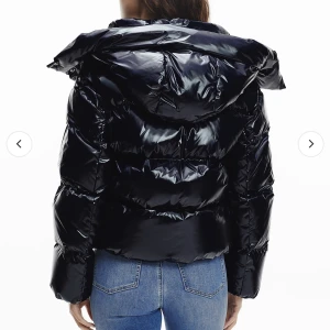 Vinterjacka - En fin Tommy hilfiger Puffer jacket i nyskick köpt förra vintern och använd fåtal gånger. Har ny vinter jacka så denna kommer inte till användning! Nypris 3499! Så mitt pris är väldigt bra!🤗