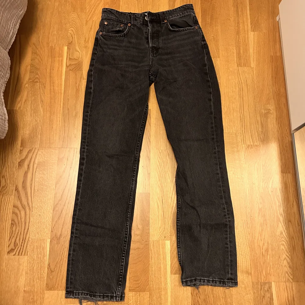 Säljer dessa superfina jeans från Zara med straight fit. Byxorna är i storlek 36 och är mid-waist. För referens är jag ca 169-170cm lång🩶. Jeans & Byxor.