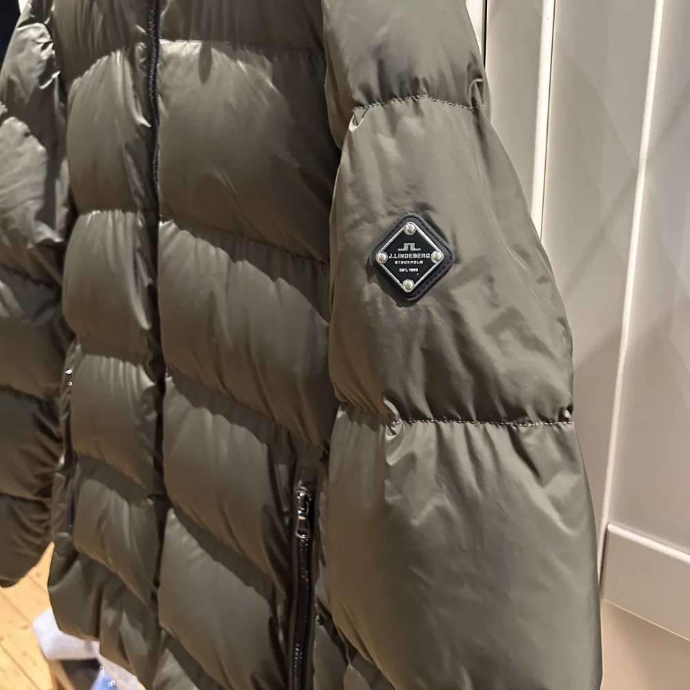 Säljer denna schyssta vinter jacka från märket J.Lindeberg i fint skick. Modellen heter barrel down jacket och nypris ligger på ca 4500kr. Jackor.