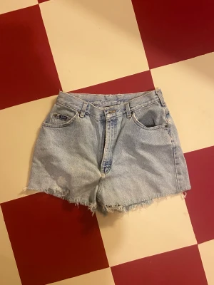 Lee shorts - Trendspaning: shorts å strumpbyxor hösten 2023🌟✌️💗 köp dessa då de sitter perfekt. Mått i midja 36 cm, längd 33 cm🎀mjuka å aldrig använda men köpa 2ndhand.