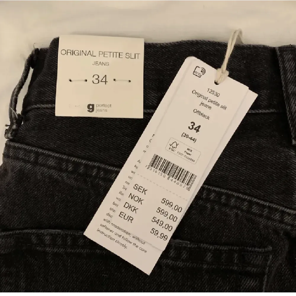 Säljer dessa jeansen från Gina Tricot, nyskick då dem endast är använda 1-2 gånger💫 Tidigare köpta från Plick Säljer pga att de är förstora, storlek 34 petite  (Lånade bilder). Jeans & Byxor.