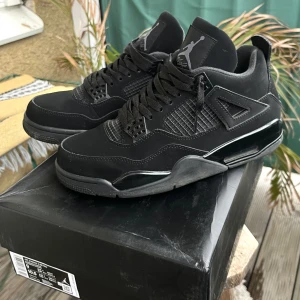 Jordan 4 ”Black Cat” - Säljer dessa AJ4 black cats. Riktigt fint skick , 8/10, några pyttesmå ”flaws” som knappt syns! Har nästan allt OG som boxen osv .Passar till allt. Säljer billigt pga osäker på autenciteten. Kan skicka massa fler bilder i DM och gå ner lite i pris!🔥🙌