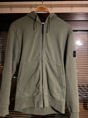 Stone Island zip hoodie - Stone Island zip hoodie. Köpt på stone Island i Stockholm. Tröjan är i bra skick. Påse ingår. Nypris 3 000 kr. 