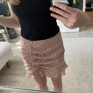 Rosa Kjol - Säljer denna kjolen från Shein som ej kommer till användning! Den har dragkedja på sidan och knytdetaljer på framsidan.💗